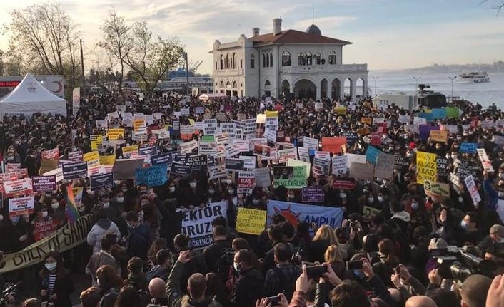 BOĞAZİÇİ’NDE GEMİ BATTI!